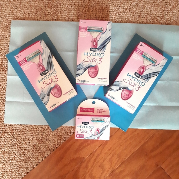 Schick Hydro Silk 3 Razor Bundle - Picture 3 of 16